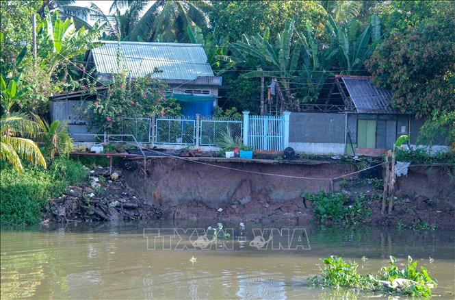 Tuyến đường dân sinh ven sông Trà Nóc (phường Trà Nóc, quận Bình Thủy) bị sạt lở khiến các phương tiện không thể lưu thông. Ảnh: Thanh Liêm - TTXVN