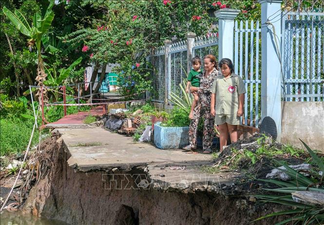 Sạt lở gây hư hỏng đường giao thông, đe dọa nhà cửa của người dân sống ven sông Trà Nóc, quận Bình Thủy, thành phố Cần Thơ. Ảnh: Thanh Liêm - TTXVN