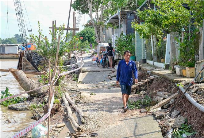 Tuyến đường bê tông ven sông Ô Môn ở phường Thới An, quận Ô Môn bị sạt lở. Ảnh: Thanh Liêm - TTXVN