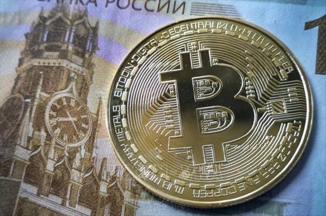 Đồng tiền ruble của Nga và đồng tiền kỹ thuật số Bitcoin. Ảnh: Getty Images/TTXVN