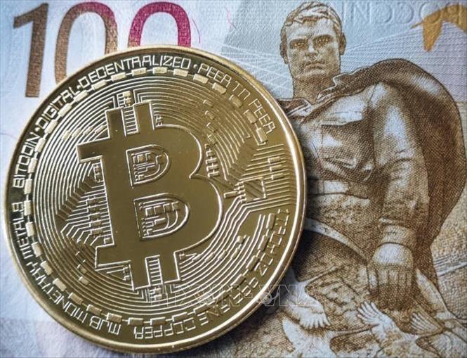 Đồng tiền ruble của Nga và đồng tiền kỹ thuật số Bitcoin. Ảnh: Getty Images/TTXVN