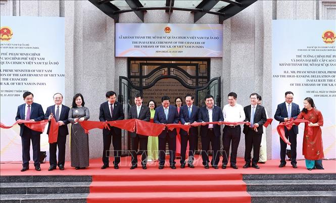 ​Thủ tướng Phạm Minh Chính và các đại biểu cắt băng khánh thành Trụ sở Đại sứ quán Việt Nam tại Thủ đô New Delhi, Ấn Độ. Ảnh: Dương Giang-TTXVN