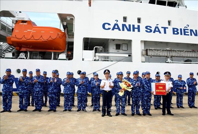 Thủ trưởng Bộ Tư lệnh Vùng Cảnh sát biển 2 chúc mừng đoàn công tác lên đường thực hiện nghiệm vụ tại Philippines. Ảnh: Trịnh Bang Nhiệm - TTXVN