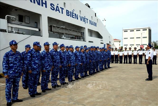 Đại tá Trần Hồng Quế - Phó Chính uỷ Vùng Cảnh sát biển 2 giao nhiệm vụ, động viên đoàn công tác trên tàu CSB 8002 trước khi xuất phát thực hiện nhiệm vụ. Ảnh: Trịnh Bang Nhiệm - TTXVN