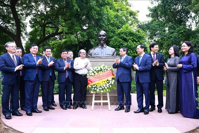PM pays tribute to President Ho Chi Minh in New Delhi - VNA Photos ...