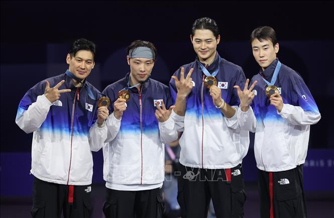 Đội tuyển Hàn Quốc giành HCV nội dung đấu kiếm đồng đội nam tại Olympic Paris 2024, ở Paris, Pháp, ngày 31/7/2024. Ảnh: Yonhap/TTXVN