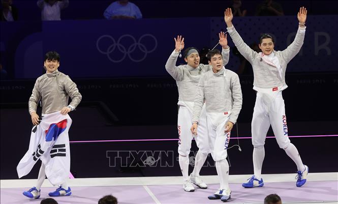 Đội tuyển Hàn Quốc giành HCV nội dung đấu kiếm đồng đội nam tại Olympic Paris 2024, ở Paris, Pháp, ngày 31/7/2024. Ảnh: Yonhap/TTXVN