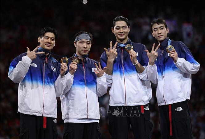 Đội tuyển Hàn Quốc giành HCV nội dung đấu kiếm đồng đội nam tại Olympic Paris 2024, ở Paris, Pháp, ngày 31/7/2024. Ảnh: THX/TTXVN