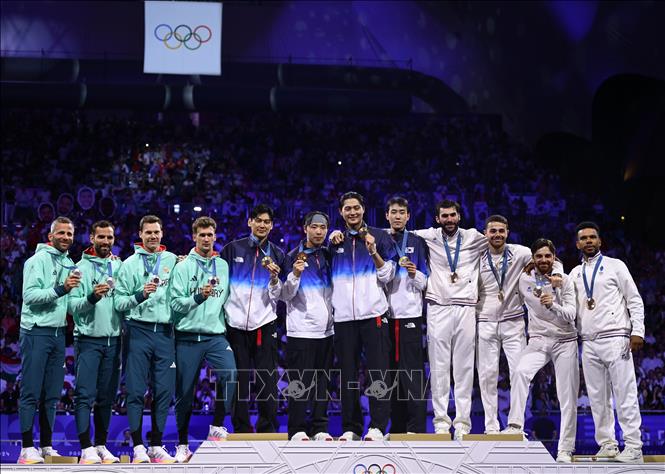 Đội tuyển Hàn Quốc (giữa) giành HCV nội dung đấu kiếm đồng đội nam tại Olympic Paris 2024, ở Paris, Pháp, ngày 31/7/2024. Ảnh: THX/TTXVN