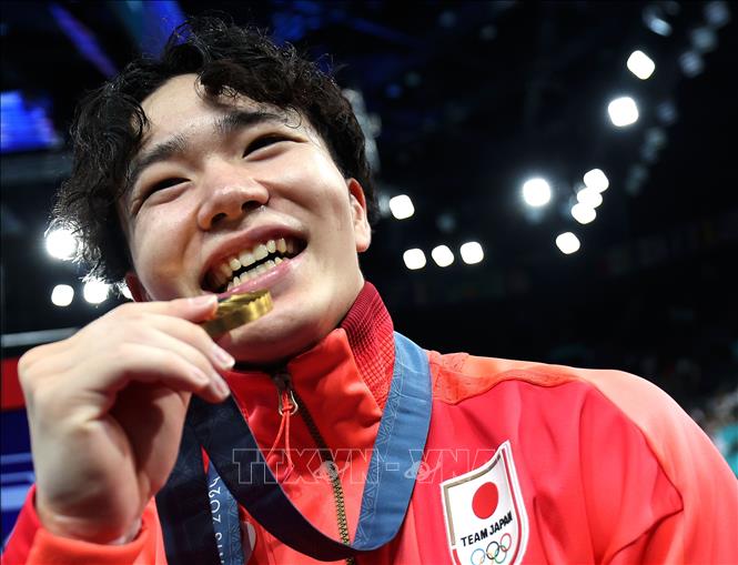 VĐV Oka Shinnosuke của Nhật Bản giành HCV nội dung thể dục nghệ thuật toàn năng cá nhân nam tại Olympic Paris 2024 ở Paris, Pháp, ngày 31/7/2024. Ảnh: THX/TTXVN