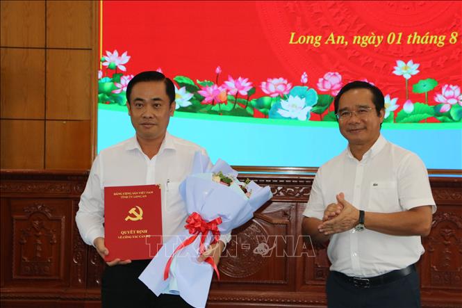 Bí thư Tỉnh ủy, Chủ tịch HĐND tỉnh Long An Nguyễn Văn Được (phải) trao Quyết định cho Chủ tịch UBND huyện Tân Thạnh Lê Thanh Đông giữ chức vụ Phó Giám đốc Sở NN&PTNT tỉnh. Ảnh: Thanh Bình-TTXVN 