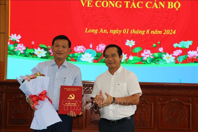 Bí thư Tỉnh ủy, Chủ tịch HĐND tỉnh Long An Nguyễn Văn Được (phải) trao Quyết định cho Phó Chánh Văn phòng UBND tỉnh Nguyễn Minh Sang tham gia Ban Chấp hành, Ban Thường vụ Thành ủy Tân An, nhiệm kỳ 2020 – 2025. Ảnh: Thanh Bình-TTXVN