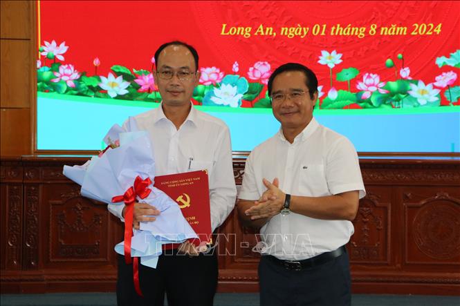 Bí thư Tỉnh ủy, Chủ tịch HĐND tỉnh Long An Nguyễn Văn Được (phải) trao Quyết định cho Phó Giám đốc Sở Tài chính Lê Xuân Khang giữ chức vụ Phó Bí thư Huyện ủy Tân Thạnh, nhiệm kỳ 2020 - 2025. Ảnh: Thanh Bình-TTXVN

