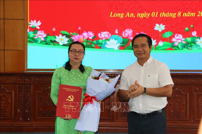 Bí thư Tỉnh ủy, Chủ tịch HĐND tỉnh Long An Nguyễn Văn Được (phải) trao Quyết định Phó Giám đốc Sở Kế hoạch và Đầu tư Nguyễn Thị Diễm Quỳnh giữ chức vụ Phó Bí thư Huyện ủy Châu Thành, nhiệm kỳ 2020 – 2025.. Ảnh: Thanh Bình-TTXVN 