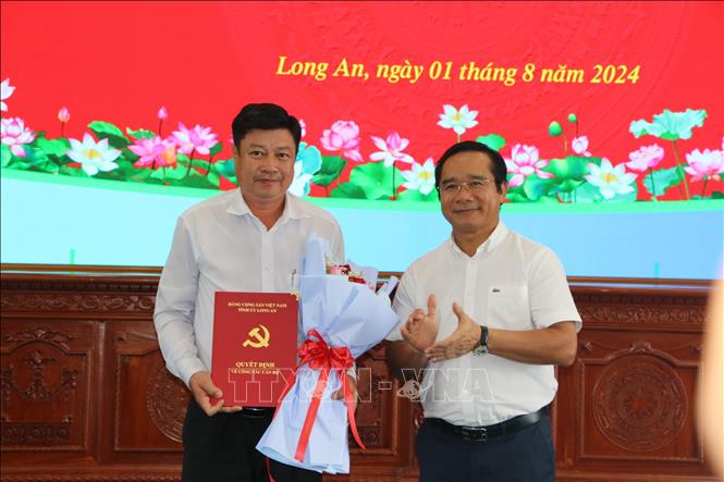 Bí thư Tỉnh ủy, Chủ tịch HĐND tỉnh Long An Nguyễn Văn Được (phải) trao Quyết định Phó Bí thư Thường trực Huyện ủy Châu Thành Nguyễn Dương Phong Linh giữ chức Phó Trưởng Ban Tổ chức Tỉnh ủy. Ảnh: Thanh Bình-TTXVN