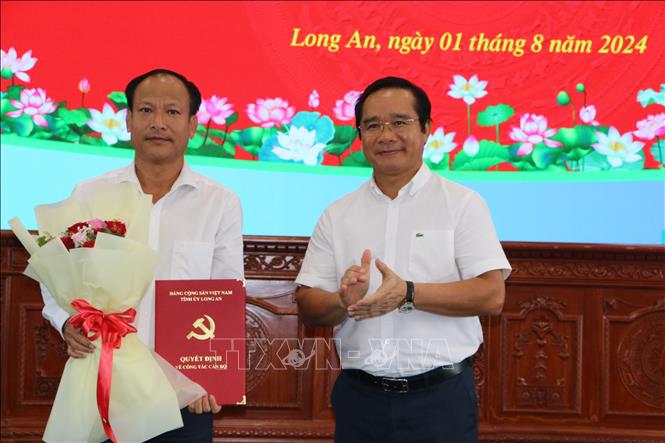 Bí thư Tỉnh ủy, Chủ tịch HĐND tỉnh Long An Nguyễn Văn Được (phải) trao Quyết định điều động Phó Trưởng Ban Tổ chức Tỉnh ủy Trương Hải Đăng giữ chức vụ Bí thư Huyện ủy Tân Hưng, nhiệm kỳ 2020 2025. Ảnh: Thanh Bình-TTXVN 