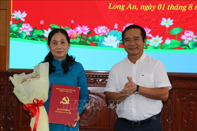 Bí thư Tỉnh ủy, Chủ tịch HĐND tỉnh Long An Nguyễn Văn Được (phải) trao Quyết định điều động  Phó Chủ tịch Hội LHPN tỉnh Đỗ Thị Kim Thắm đến Ủy ban MTTQ Việt Nam tỉnh công tác. Ảnh: Thanh Bình-TTXVN