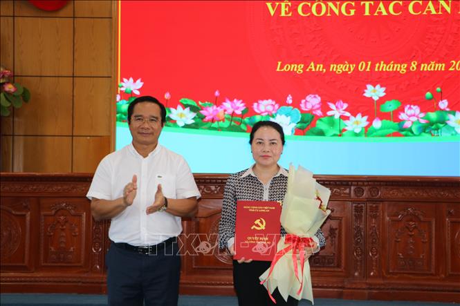 Bí thư Tỉnh ủy, Chủ tịch HĐND tỉnh Long An Nguyễn Văn Được (trái) trao Quyết định điều động Bí thư Huyện ủy, Chủ tịch HĐND huyện Thạnh Hóa Nguyễn Thị Thu Trinh đến Ủy ban MTTQ Việt Nam tỉnh. Ảnh: Thanh Bình-TTXVN