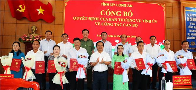 Ban Thường vụ Tỉnh ủy Long An chúc mừng các cán bộ được điều động bổ nhiệm về các đơn vị, địa phương. Ảnh: Thanh Bình-TTXVN