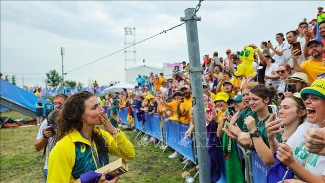 VĐV Fox Jessica của Australia giành HCV nội dung đua thuyền vượt chướng ngại vật đơn nữ tại Olympic Paris 2024 ở Vaires-sur-Marne, Pháp, ngày 31/7/2024. Ảnh: THX/TTXVN