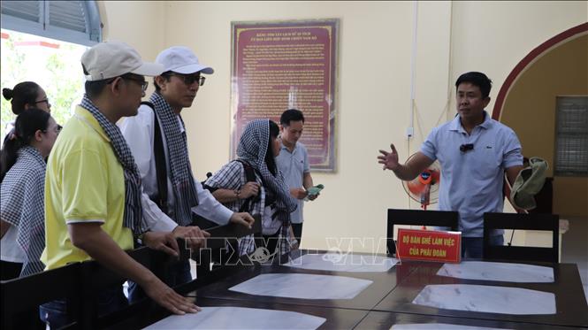 Du khách tìm hiểu hiện vật trong khu di tích. Ảnh: Hồng Thái - TTXVN