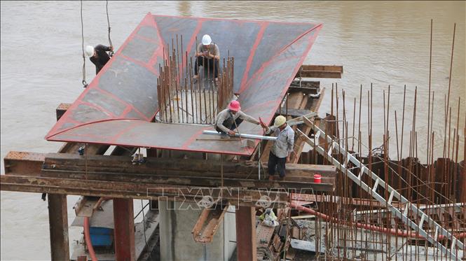 Hiện nhà thầu cố gắng đẩy nhanh tiến độ thi công, phấn đấu đưa vào vận hàng ngăn mặn trước mùa khô 2025. Ảnh: Tuấn Phi-TTXVN 