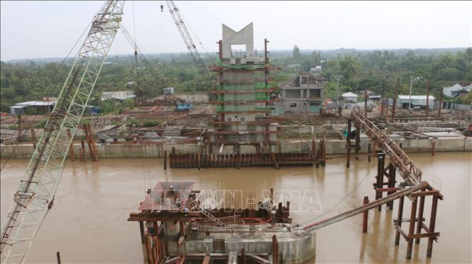 Công trình Cống âu Rạch Mọp với chiều rộng thông nước 85m, gồm 2 khoang cống mỗi khoang rộng 35m và 1 khoang âu thuyền rộng 15m. Ảnh: Tuấn Phi-TTXVN