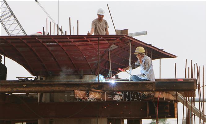 Công nhân đẩy nhanh tiến độ thi công trên công trường. Ảnh: Tuấn Phi-TTXVN