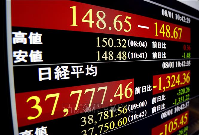 Màn hình hiển thị chỉ số chứng khoán Nikkei tại Tokyo, Nhật Bản ngày 1/8/2024. Ảnh: Kyodo/TTXVN