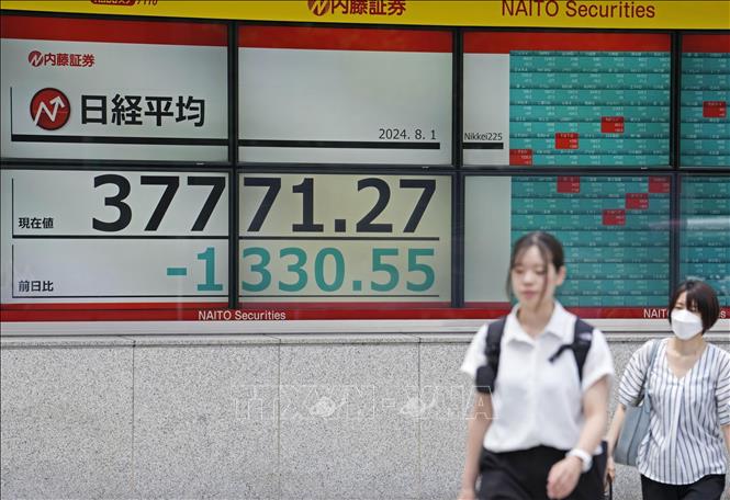 Màn hình hiển thị chỉ số chứng khoán Nikkei tại Tokyo, Nhật Bản ngày 1/8/2024. Ảnh: Kyodo/TTXVN
