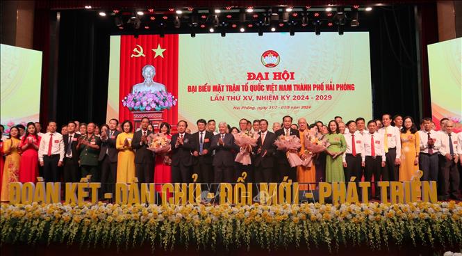 Đồng chí Đỗ Văn Chiến, Ủy viên Bộ Chính trị, Bí thư Trung ương Đảng, Chủ tịch Ủy ban Trung ương MTTQ Việt Nam tặng hoa chúc mừng Đại hội. Ảnh: Minh Thu-TTXVN                             