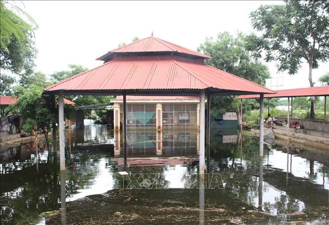 Nước vẫn ngập sâu tại một số nơi trên địa bàn xã Cấn Hữu. Ảnh: Nguyễn Cúc-TTXVN