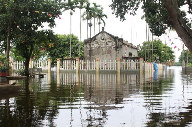 Một số đình, chùa trên địa bàn xã Cấn Hữu vẫn (huyện Quốc Oai, Hà Nội) ngập sâu trong nước. Ảnh: Nguyễn Cúc - TTXVN 
