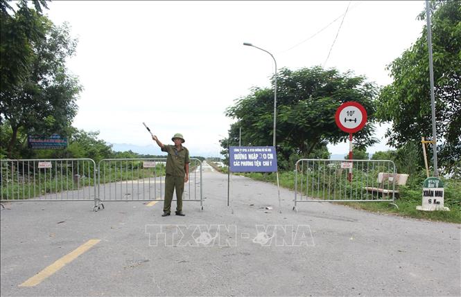 Biển cảnh báo cho các phương tiện giao thông tại một số tuyến đường trên địa bàn xã Cấn Hữu do bị ngập nước. Ảnh: Nguyễn Thắng-TTXVN
