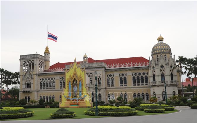 Cờ rủ trên tòa nhà Văn phòng Thủ tướng Thái Lan tưởng nhớ Tổng Bí thư Nguyễn Phú Trọng. Ảnh: Đỗ Sinh – PV TTXVN tại Thái Lan