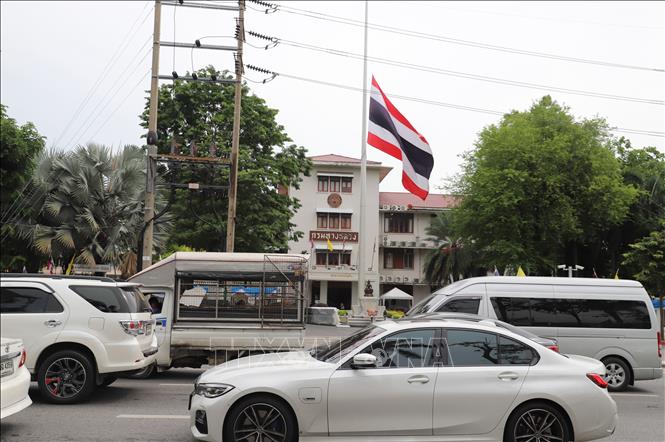 Cờ rủ trước Cục đường cao tốc - Bộ Giao thông Vận tải Thái Lan. Ảnh: Đỗ Sinh – PV TTXVN tại Thái Lan