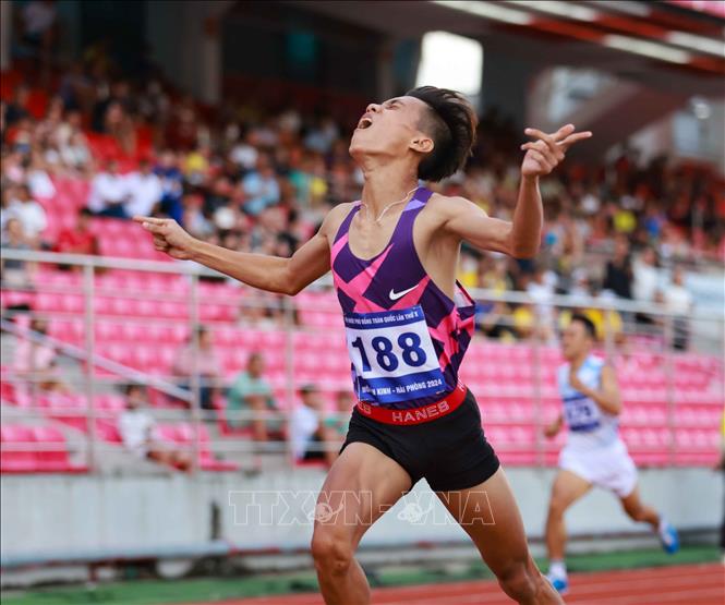 Thi đấu nội dung chạy 400m nam. Ảnh: Thanh Tùng - TTXVN