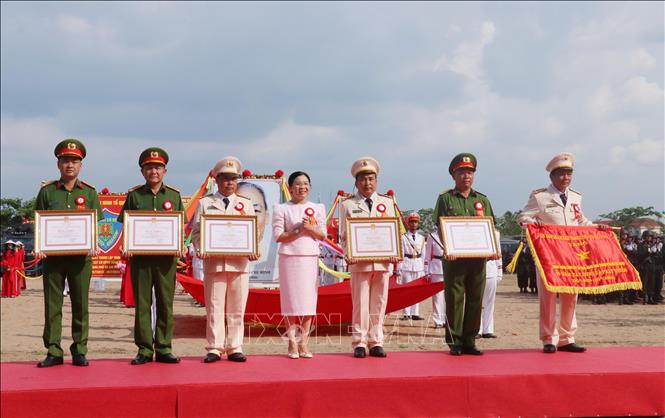 Trao tặng bức trướng của UBND TP Hồ Chí Minh cho Trung đoàn CSCĐ Đông Nam TP Hồ Chí Minh và Bằng khen của Chủ tịch UBND Thành phố cho tập thể, cá nhân của Trung đoàn. Ảnh: Bùi Giang - TTXVN 