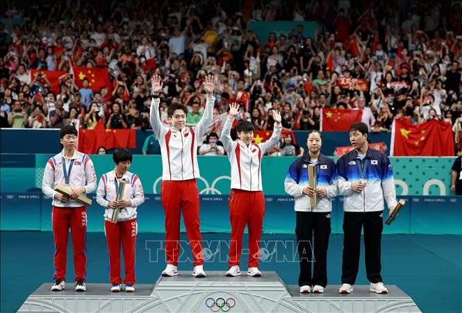 VĐV Ri Yong Sik và Kim Kum Yong của Triều Tiên (trái) giành HCB nội dung bóng bàn đôi nam nữ tại Olympic Paris 2024, Pháp, ngày 30/7/2024. Ảnh: THX/TTXVN