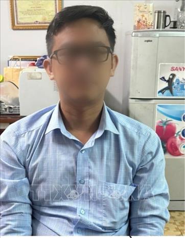 Huy đến cơ quan Công an đầu thú, sau khi hay tin Quyền bị bắt. Ảnh: TTXVN phát
 