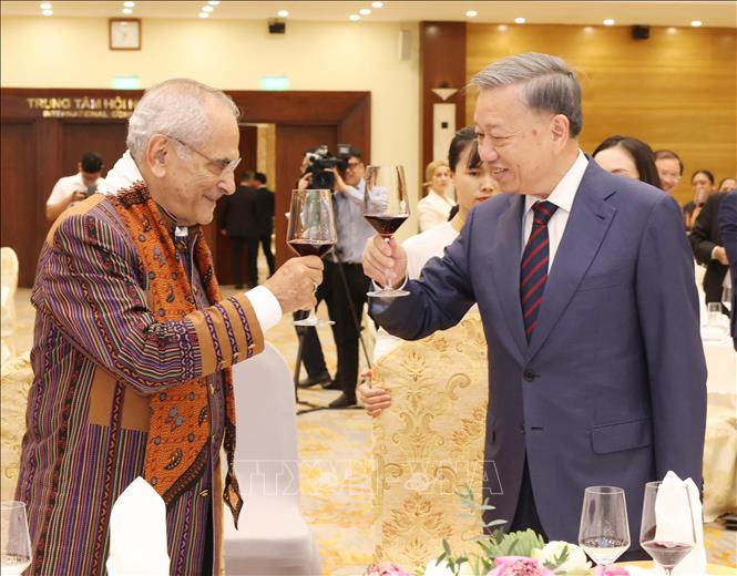 President To Lam and Timor-Leste President José Ramos-Horta raise a toast at the banquet. VNA Photo: Lâm Khánh