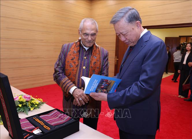 President To Lam and Timor-Leste President José Ramos-Horta exchange gifts at the banquet. VNA Photo: Lâm Khánh