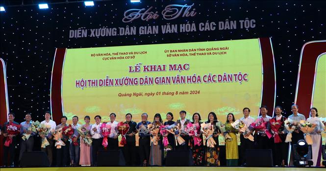 Ban tổ chức tặng cúp và hoa cho các đơn vị tham gia hội thi.Ảnh: Đinh Hương - TTXVN