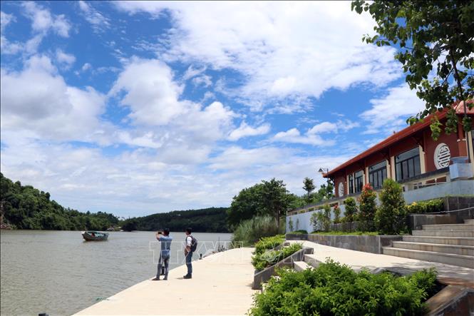 Bến Than được đầu tư hạ tầng mới khang trang, phục vụ đưa đón khách qua sông thăm Điện Hòn Chén nổi tiếng. Ảnh: Đỗ Trưởng - TTXVN