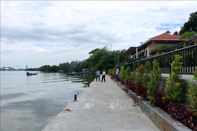 Bến thuyền Voi Ré - Hổ Quyền được đầu tư đồng bộ có nhà chờ kết hợp bến thuyền để phục vụ du khách. Ảnh: Đỗ Trưởng - TTXVN