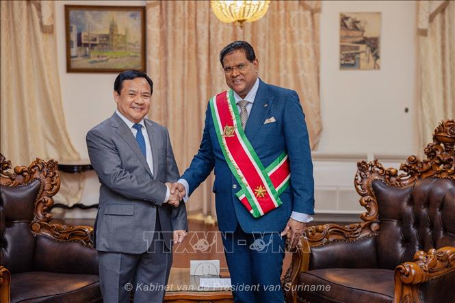 Đại sứ Việt Nam tại Brazil kiêm nhiệm Suriname, Bùi Văn Nghị và Tổng thống Cộng hòa Suriname, Chandrikapersad Santokhi. Ảnh: Đại sứ quán Việt Nam tại Brazil/TTXVN phát 
