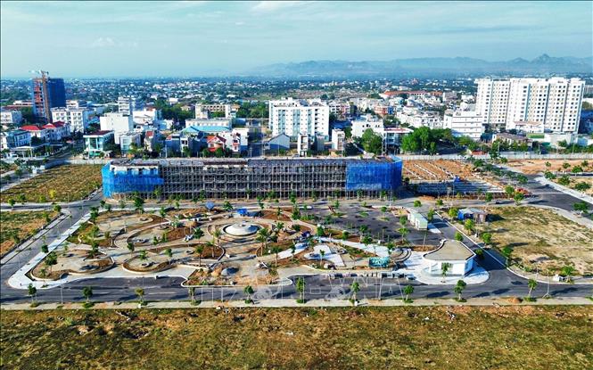 Đẩy nhanh tiến độ xây dựng Khu đô thị biển Bình Sơn – Ninh Chữ (phường Mỹ Bình, thành phố Phan Rang – Tháp Chàm) với các loại hình nhà ở liền kề, biệt thự, nhà phố thương mại, căn hộ, khách sạn. Ảnh: Nguyễn Thành – TTXVN