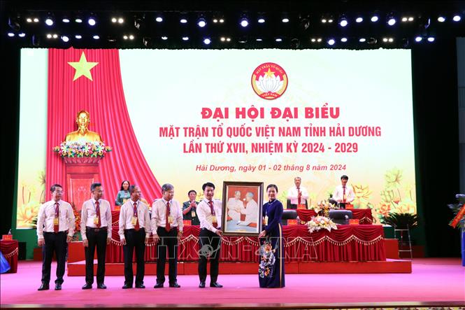 Lãnh đạo Ủy ban Trung ương MTTQ Việt Nam tặng bức ảnh lưu niệm cho Ủy ban MTTQ Việt Nam tỉnh Hải Dương. Ảnh: Mạnh Tú - TTXVN