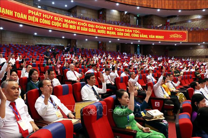 Các địa biểu biểu quyết thông qua dự thảo Nghị quyết của đại hội. Ảnh: Mạnh Tú - TTXVN