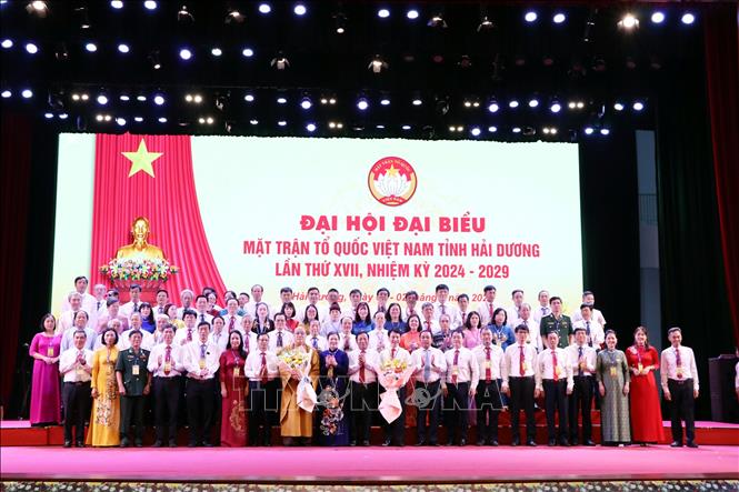 Ban thường trực Ủy ban MTTQ Việt Nam tỉnh Hải Dương và các Ủy viên nhiệm kỳ 2024-2029 ra mắt đại hội. Ảnh: Mạnh Tú- TTXVN